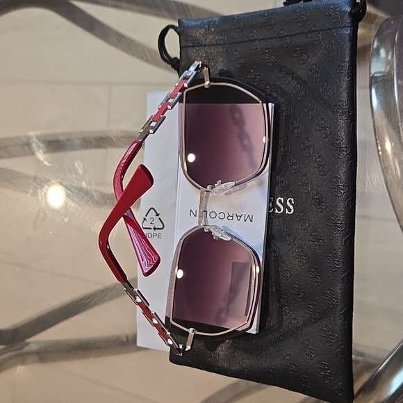 Authentic Brand New Guess Women\'s Black and Red Sunglasses main image 7